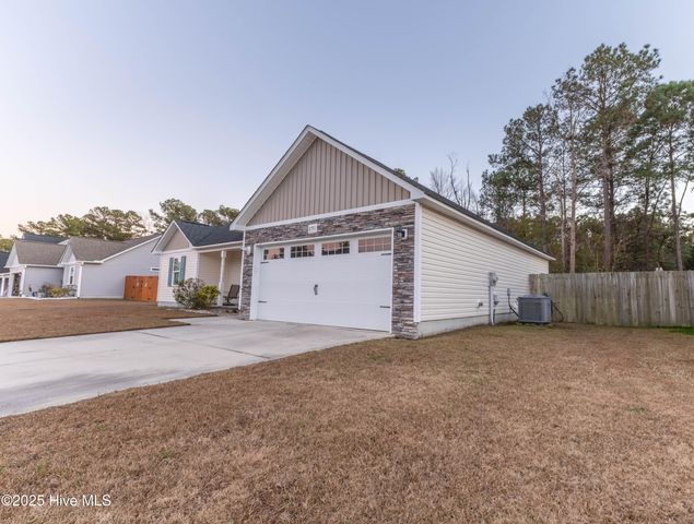 270 Breakwater Drive, Sneads Ferry, NC 28460
