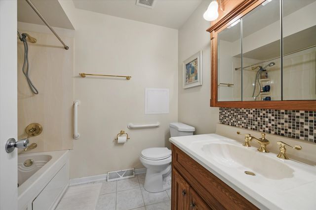 3300 Ailsworth Court, Darien, IL 60561