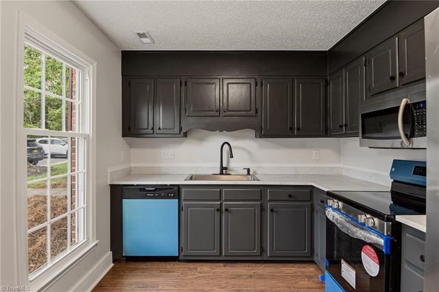 3949 Valley Court E, Winston-salem, NC 27106