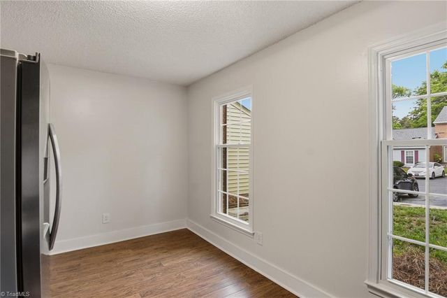 3949 Valley Court E, Winston-salem, NC 27106