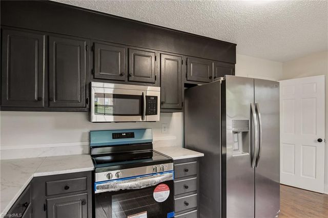 3949 Valley Court E, Winston-salem, NC 27106