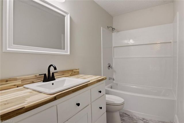 3949 Valley Court E, Winston-salem, NC 27106