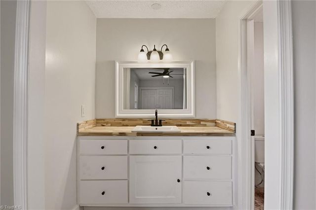 3949 Valley Court E, Winston-salem, NC 27106