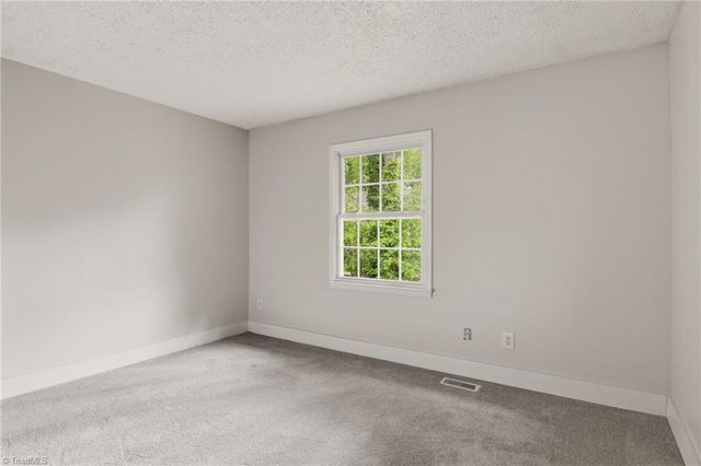 3949 Valley Court E, Winston-salem, NC 27106