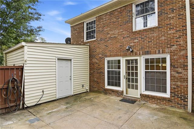 3949 Valley Court E, Winston-salem, NC 27106