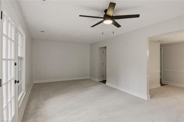 3949 Valley Court E, Winston-salem, NC 27106