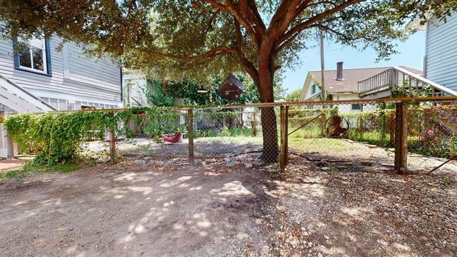 2215 30th Street, Galveston, TX 77550