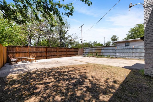 2915 Clinton Avenue, Fort Worth, TX 76106