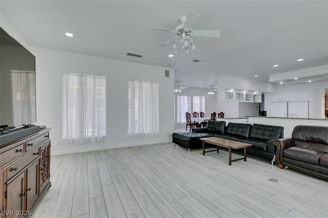 8033 Secret Harbor Court, Las Vegas, NV 89128