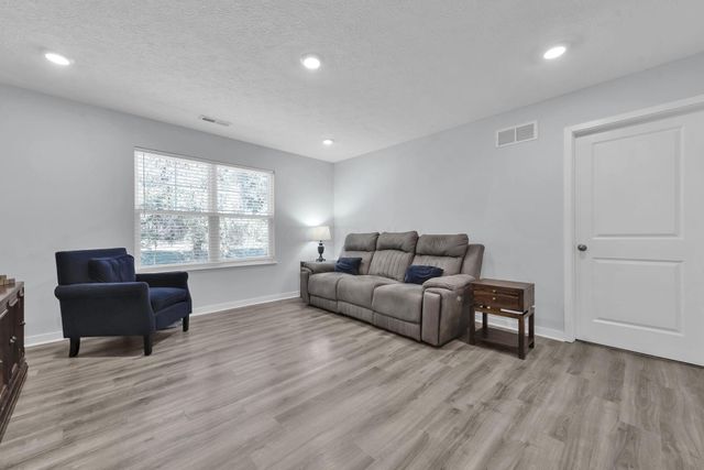452 Saint James Gate, Newark, OH 43055