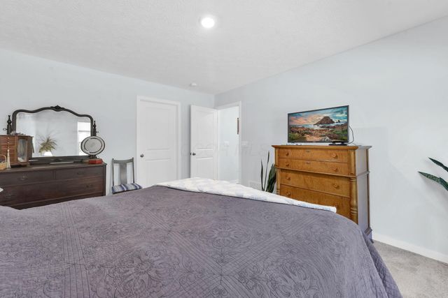 452 Saint James Gate, Newark, OH 43055
