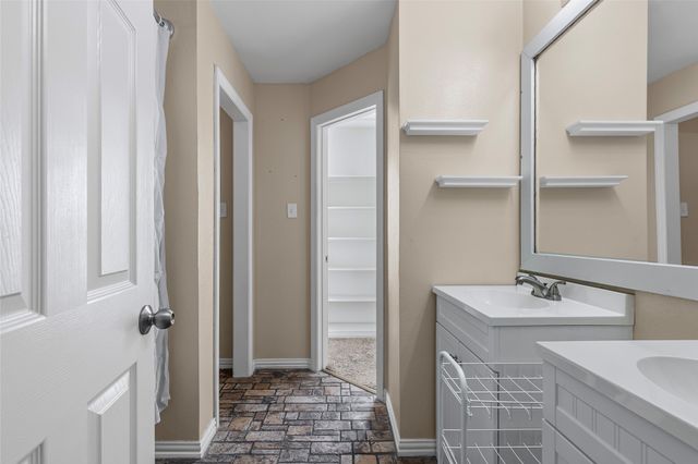 5115 Creek Crossing Drive, Greenville, TX 75402