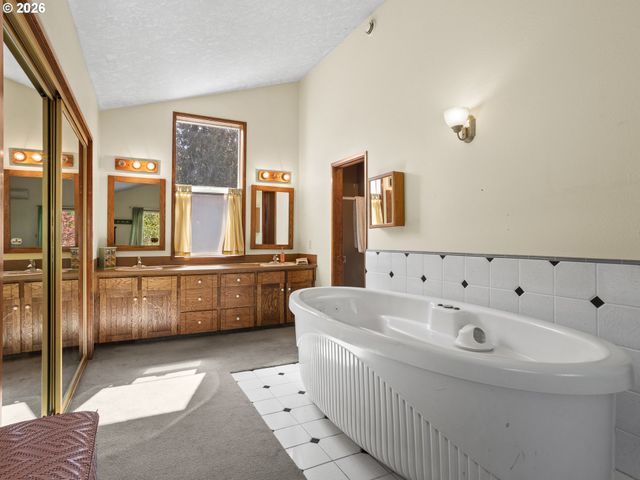 36250 Se HURLBURT Rd, Corbett, OR 97019
