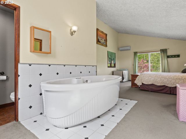 36250 Se HURLBURT Rd, Corbett, OR 97019