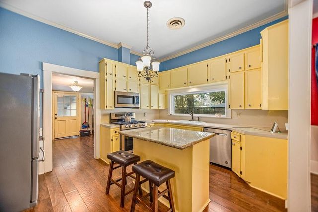 407 Robinson Street, Edna, TX 77957