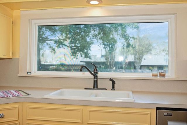 407 Robinson Street, Edna, TX 77957