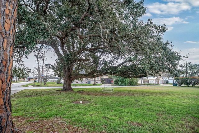 407 Robinson Street, Edna, TX 77957