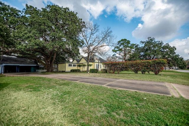 407 Robinson Street, Edna, TX 77957