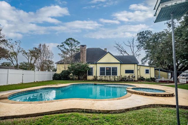 407 Robinson Street, Edna, TX 77957