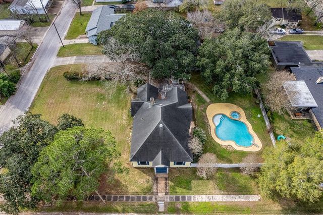 407 Robinson Street, Edna, TX 77957