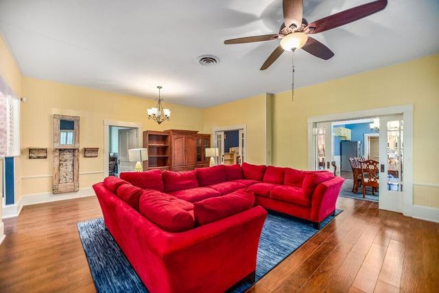 407 Robinson Street, Edna, TX 77957