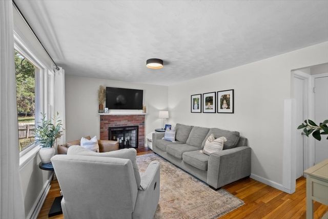 30 Chestnut St, Wrentham, MA 02093