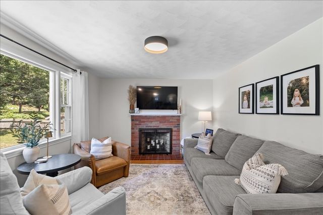 30 Chestnut St, Wrentham, MA 02093