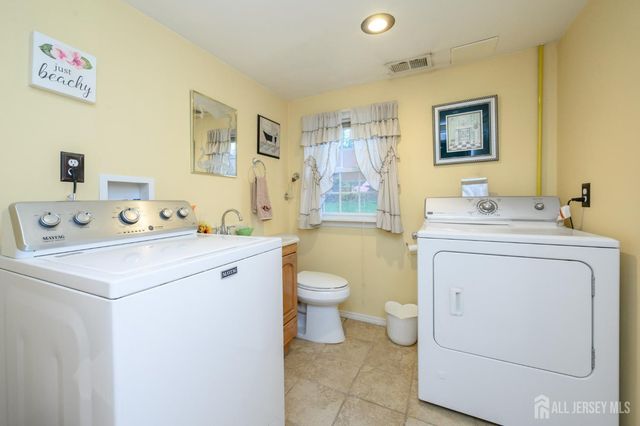 384 Maplewood Avenue, Colonia, NJ 07067