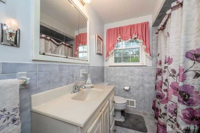 384 Maplewood Avenue, Colonia, NJ 07067