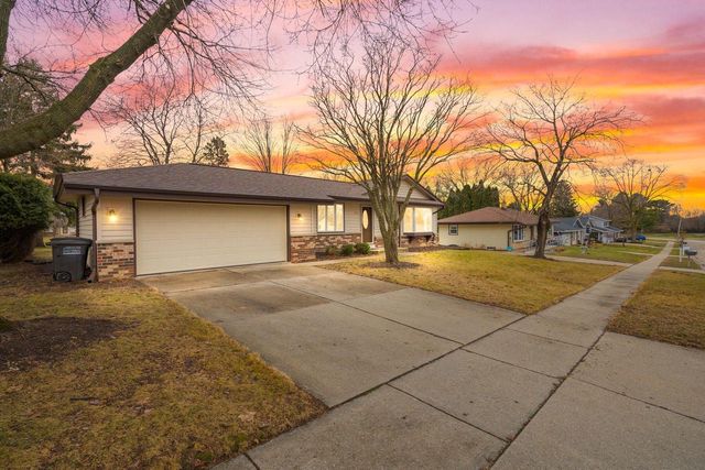 1525 River Highlands DRIVE, Oconomowoc, WI 53066