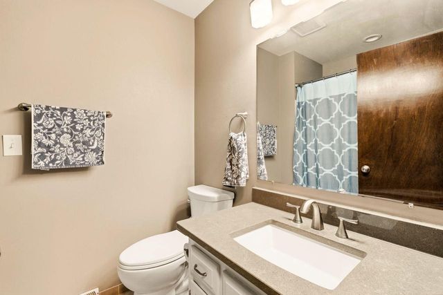 1525 River Highlands DRIVE, Oconomowoc, WI 53066