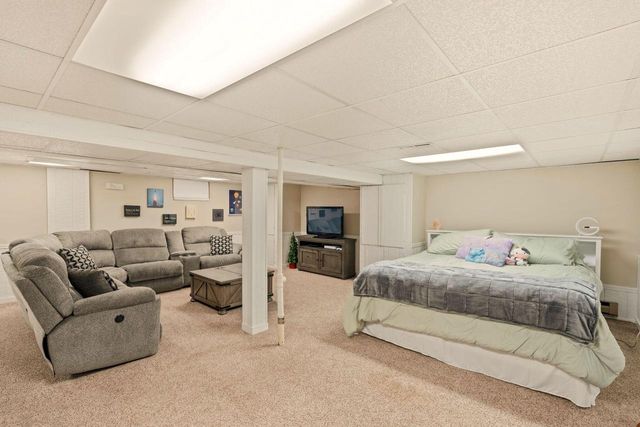 1525 River Highlands DRIVE, Oconomowoc, WI 53066