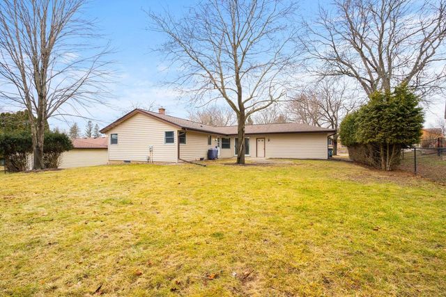 1525 River Highlands DRIVE, Oconomowoc, WI 53066