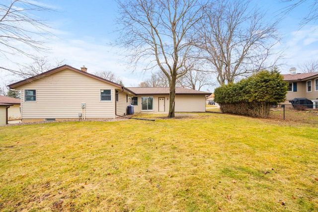 1525 River Highlands DRIVE, Oconomowoc, WI 53066