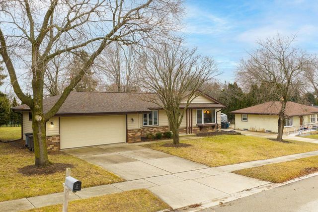 1525 River Highlands DRIVE, Oconomowoc, WI 53066