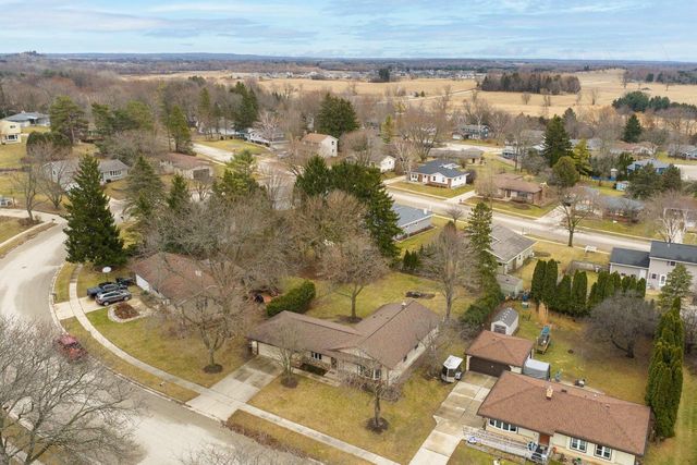 1525 River Highlands DRIVE, Oconomowoc, WI 53066