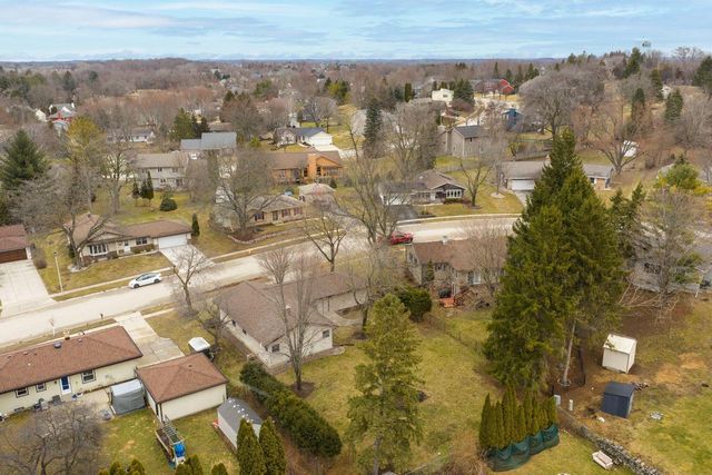 1525 River Highlands DRIVE, Oconomowoc, WI 53066