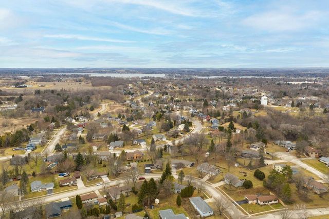 1525 River Highlands DRIVE, Oconomowoc, WI 53066