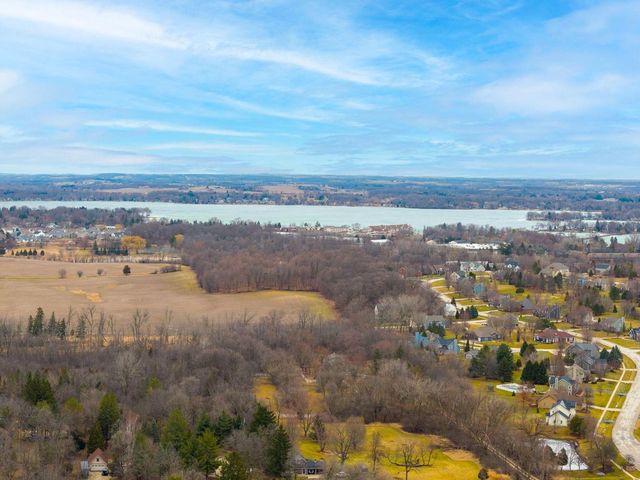 1525 River Highlands DRIVE, Oconomowoc, WI 53066