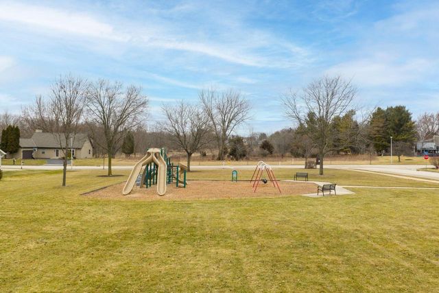 1525 River Highlands DRIVE, Oconomowoc, WI 53066