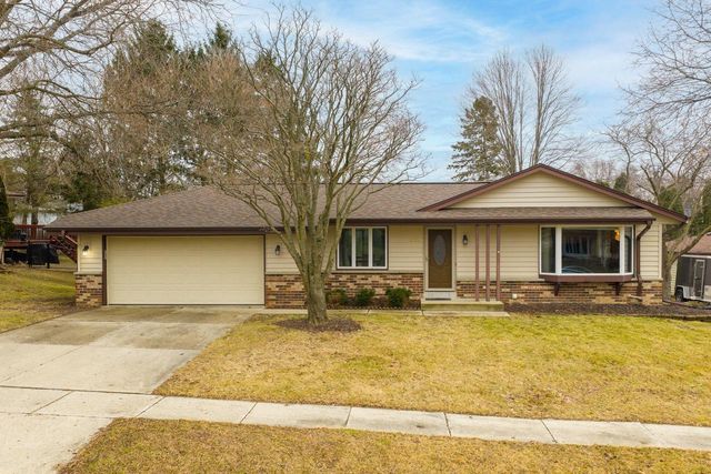 1525 River Highlands DRIVE, Oconomowoc, WI 53066