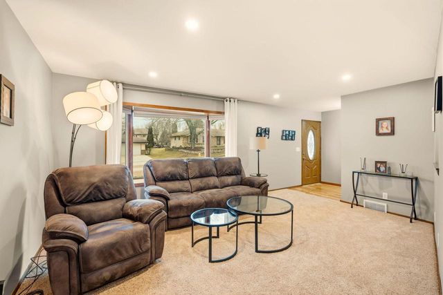 1525 River Highlands DRIVE, Oconomowoc, WI 53066