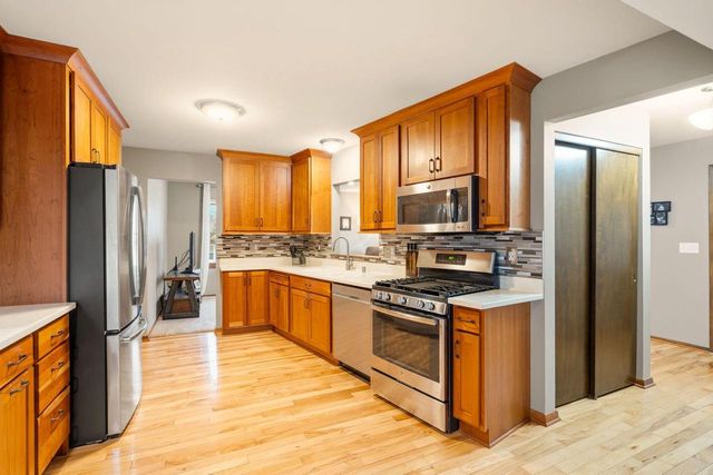 1525 River Highlands DRIVE, Oconomowoc, WI 53066