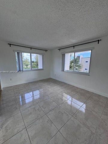 7920 Camino Real m-401, Miami, FL 33143