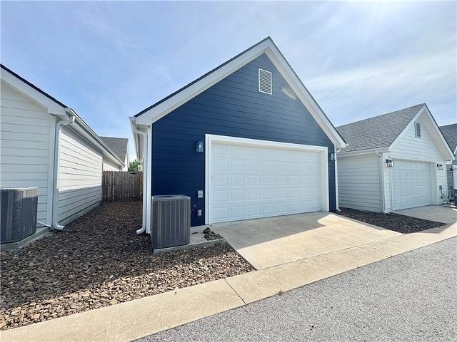 1013 NE Heights Lane, Bentonville, AR 72712