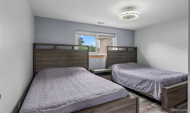 5590 Pembury, West Bloomfield, MI 48322