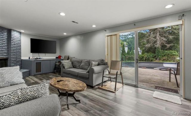 5590 Pembury, West Bloomfield, MI 48322