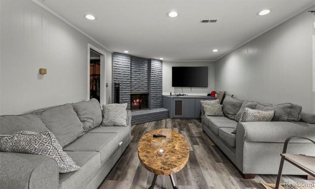 5590 Pembury, West Bloomfield, MI 48322