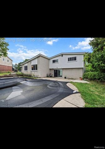 5590 Pembury, West Bloomfield, MI 48322