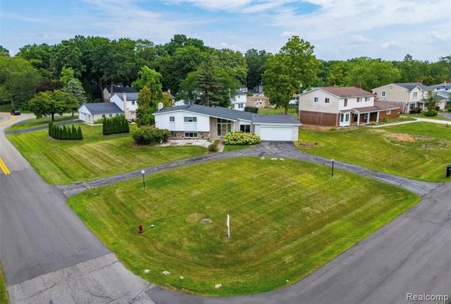 5590 Pembury, West Bloomfield, MI 48322